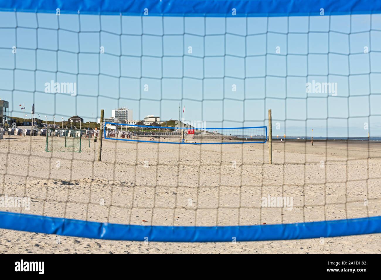 Norderney, Nordstrand, Strand, Sportplatz, Strandkörbe, Hochhaus Foto Stock