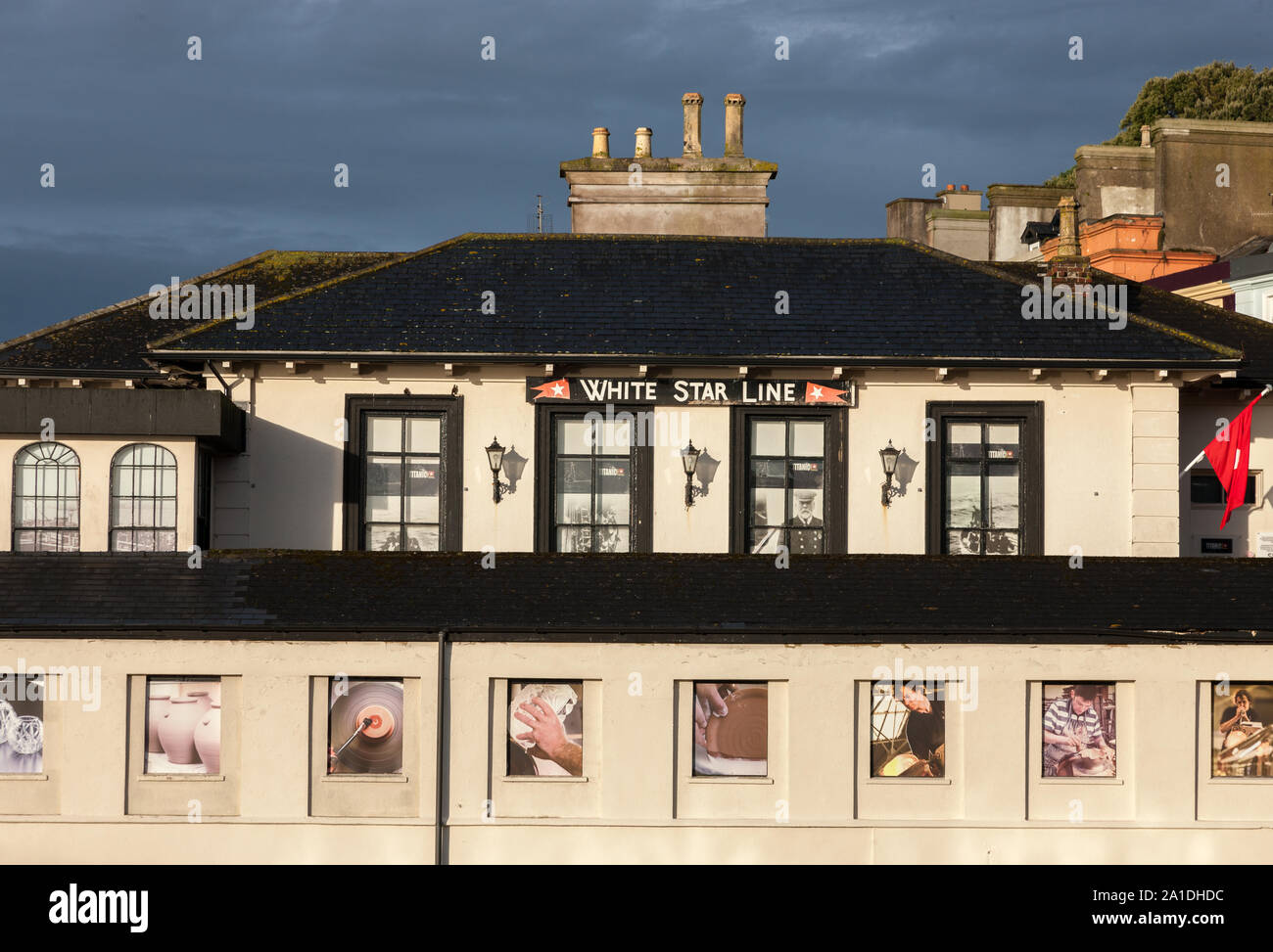 Cobh, Cork, Irlanda 25 Settembre, 2019. L'ex White Star Line uffici dove i passeggeri in partenza in gara alla grande le camicie che sono state una Foto Stock