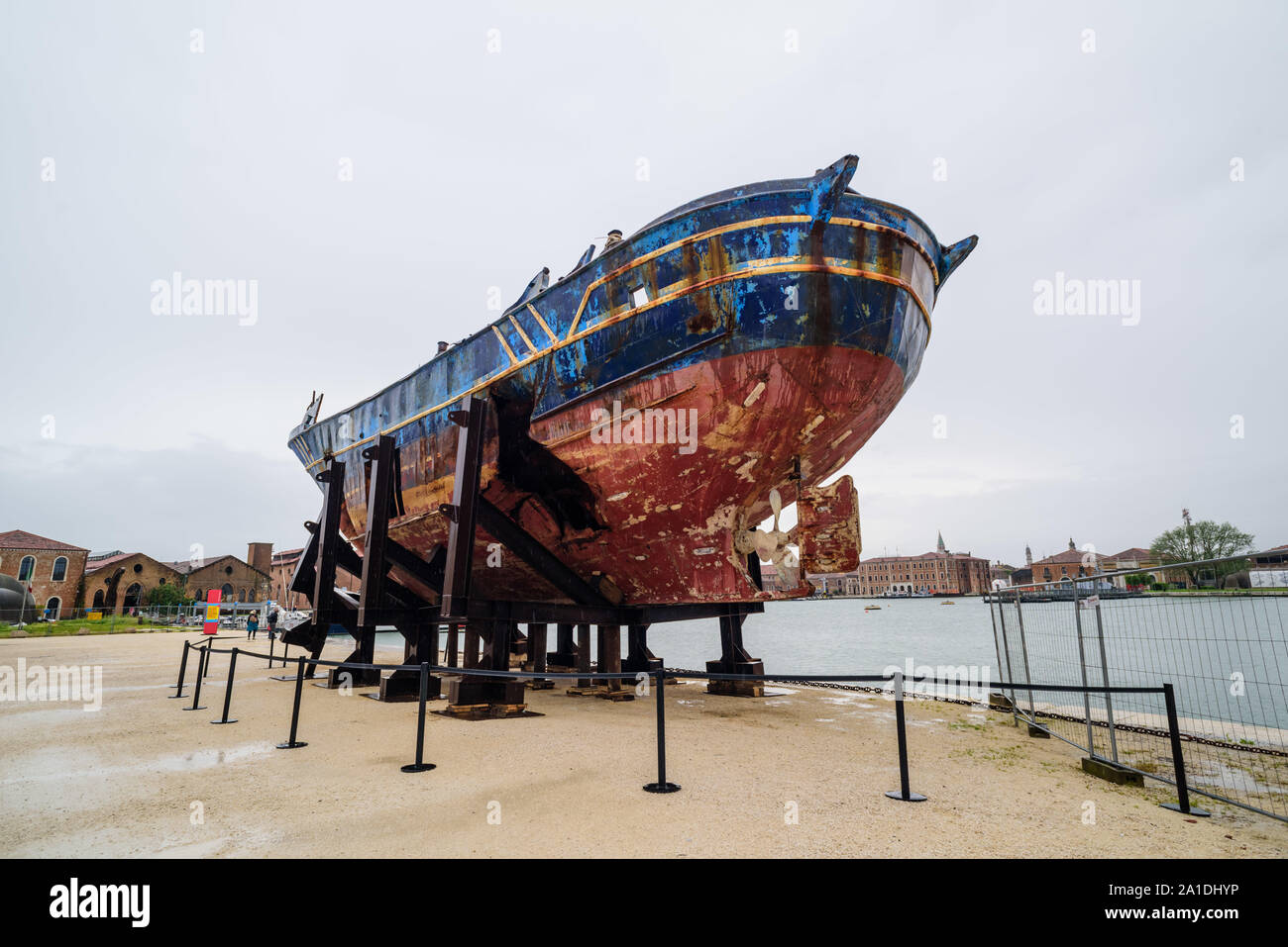 Venezia, Biennale 2019, possa tu vivere in tempi interessanti; Christoph Büchel, 'Barca Nostra 2018-2019", "2250 x 710 x 860', 'Schiffswrack 18. Aprile 2015 Foto Stock