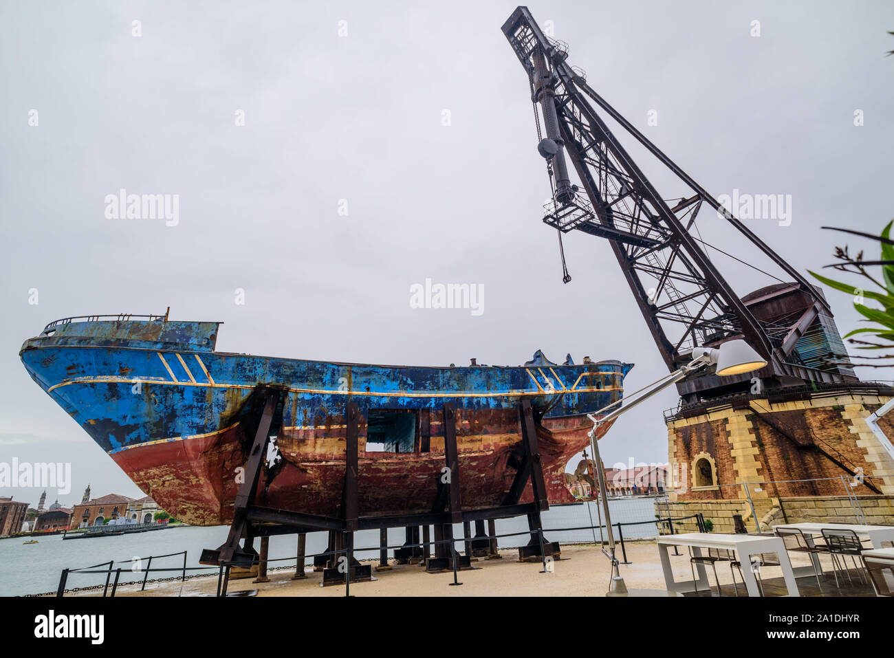 Venezia, Biennale 2019, possa tu vivere in tempi interessanti; Christoph Büchel, 'Barca Nostra 2018-2019", "2250 x 710 x 860', 'Schiffswrack 18. Aprile 2015 Foto Stock