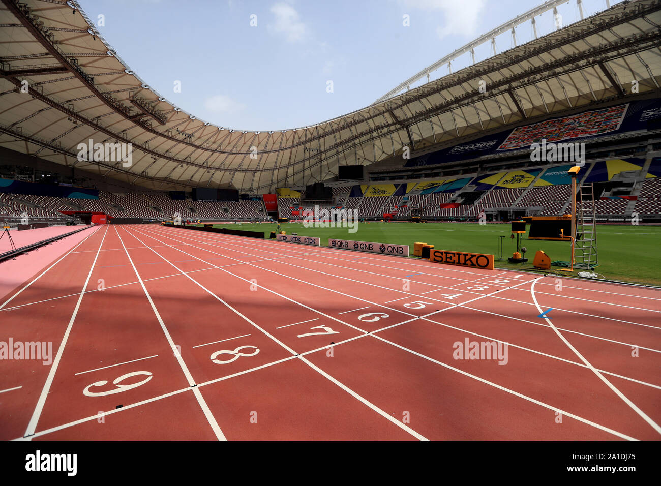 La linea del traguardo al Khalifa International Stadium davanti al 2019 IAAF mondiale di atletica che si svolge a Doha, in Qatar. Foto Stock