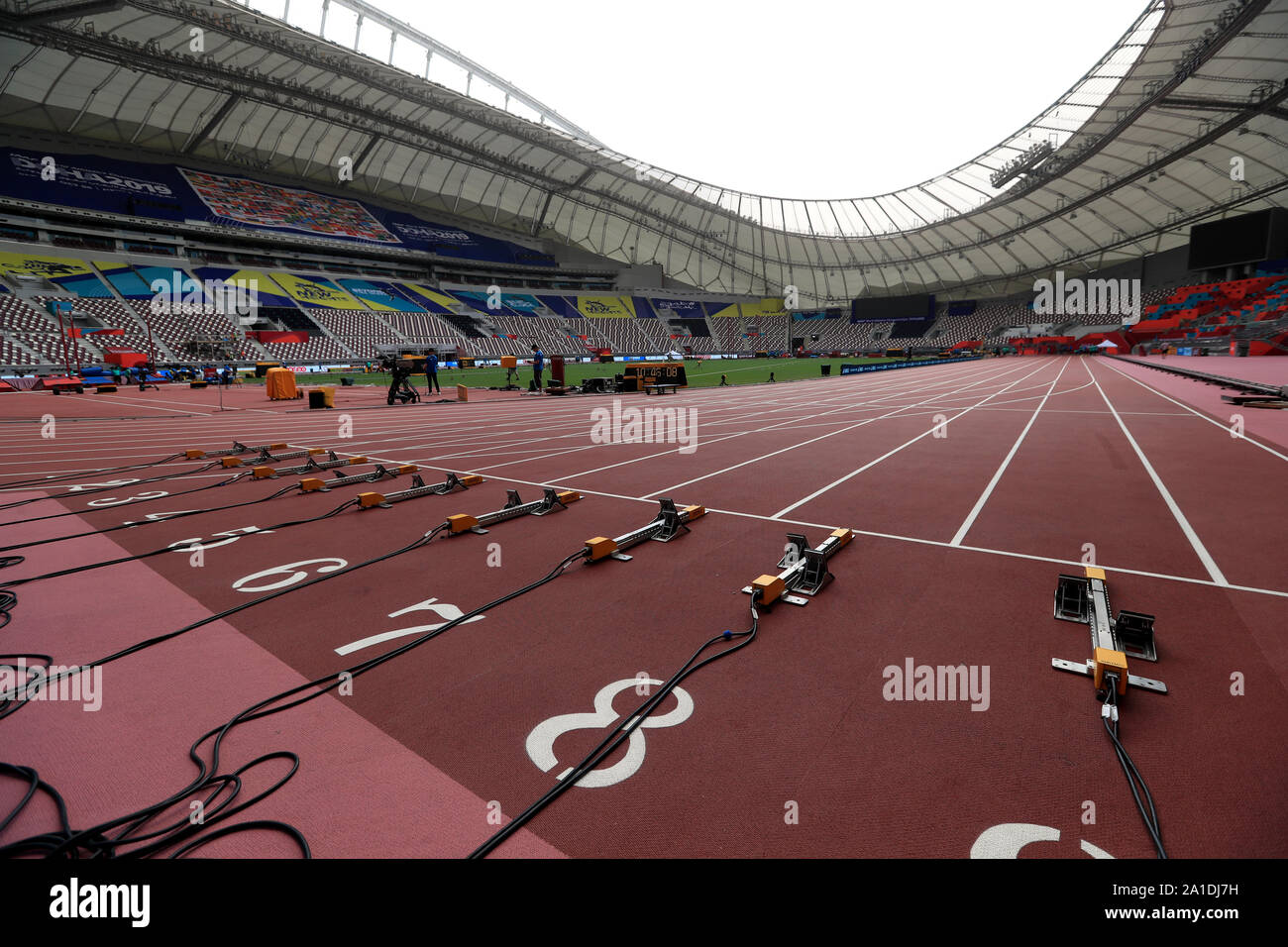 La linea di partenza Al Khalifa International Stadium davanti al 2019 IAAF mondiale di atletica che si svolge a Doha, in Qatar. Foto Stock
