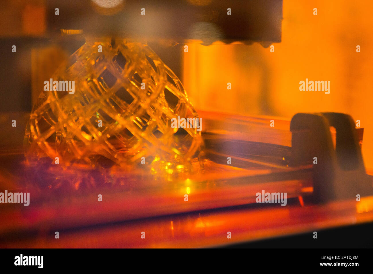 Un stereolitografia stampante 3d nel laboratorio di stampe una struttura da un fotopolimero. Foto Stock