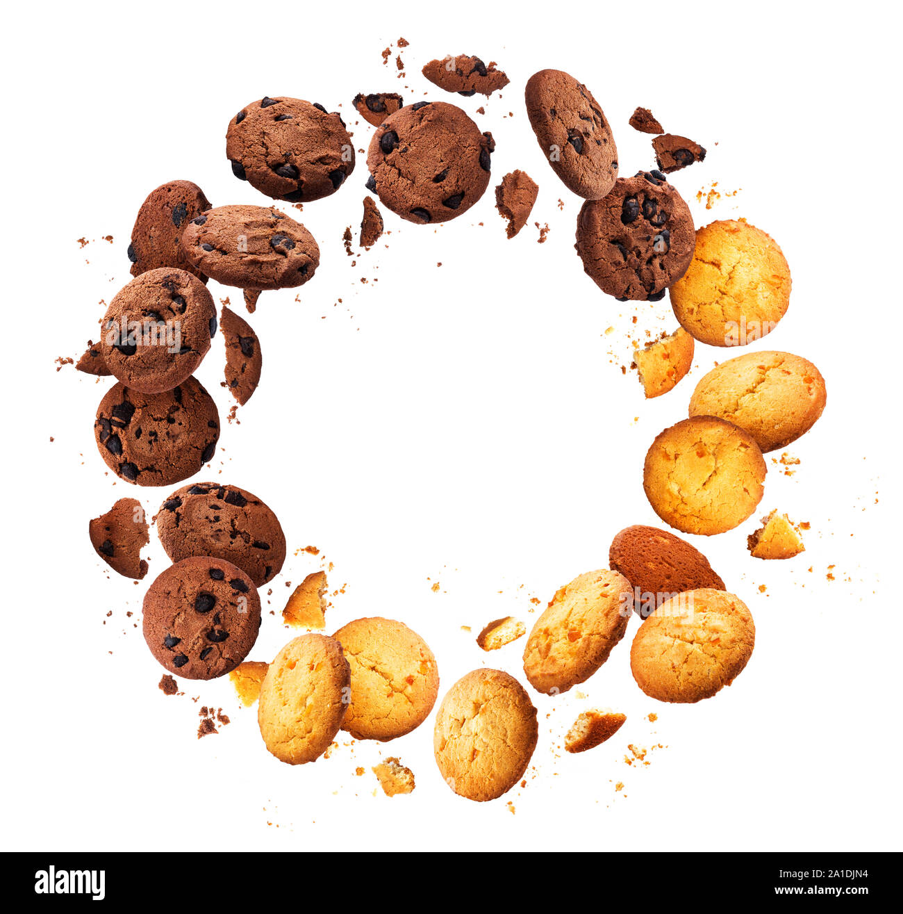 Cornice rotonda fatta di caduta di rotture di chip cookie isolati su sfondo bianco Foto Stock