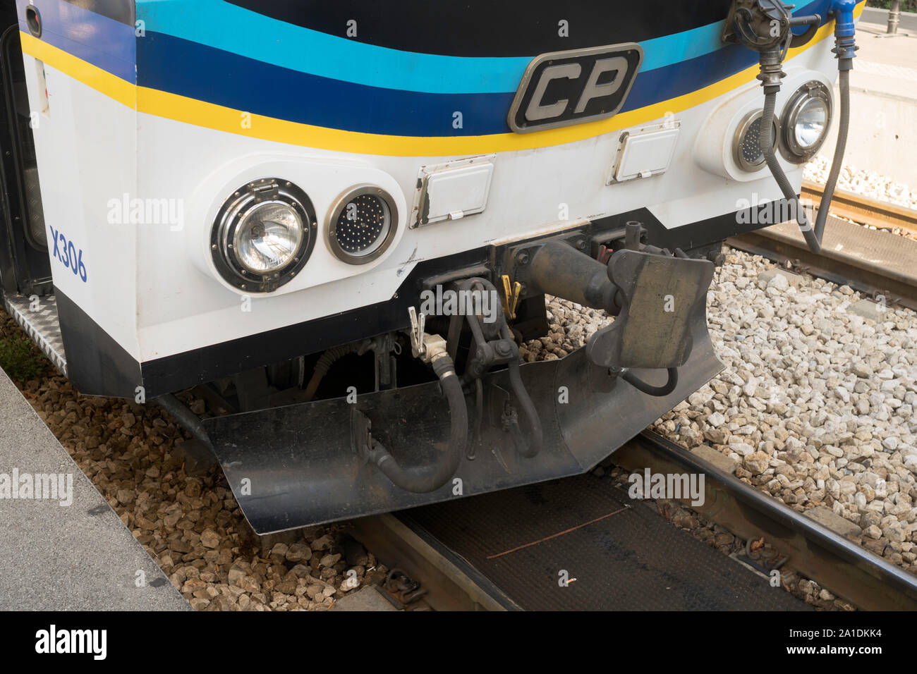 Vista in dettaglio di spazzaneve e accoppiamenti su Gare des Chemins de Fer de Provence vagone ferroviario a Nizza, in Francia, in Europa Foto Stock