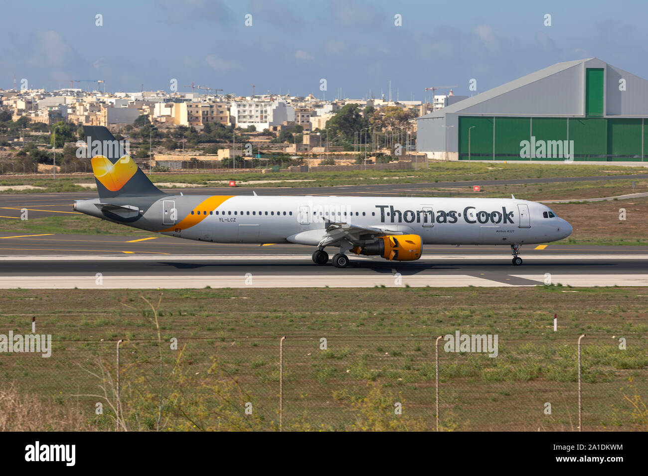 Airbus A321 (yl-LCZ) (lettone registrazione). Ancora in Thomas Cook Airlines colori volo operativo ZT1762 da Bristol 2 giorni dopo il fallimento. Foto Stock
