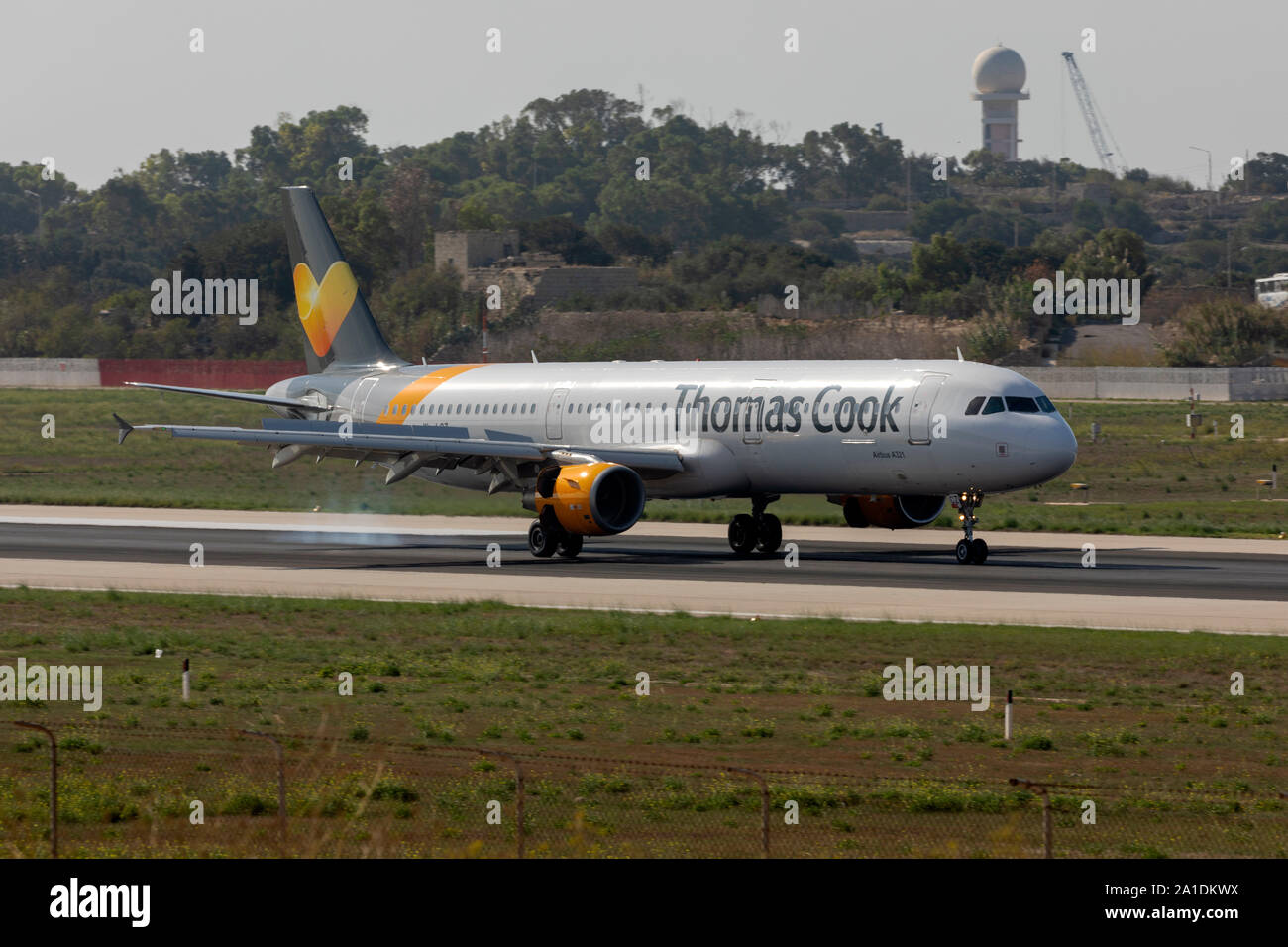 Airbus A321 (yl-LCZ) (lettone registrazione). Ancora in Thomas Cook Airlines colori volo operativo ZT1762 da Bristol 2 giorni dopo il fallimento. Foto Stock