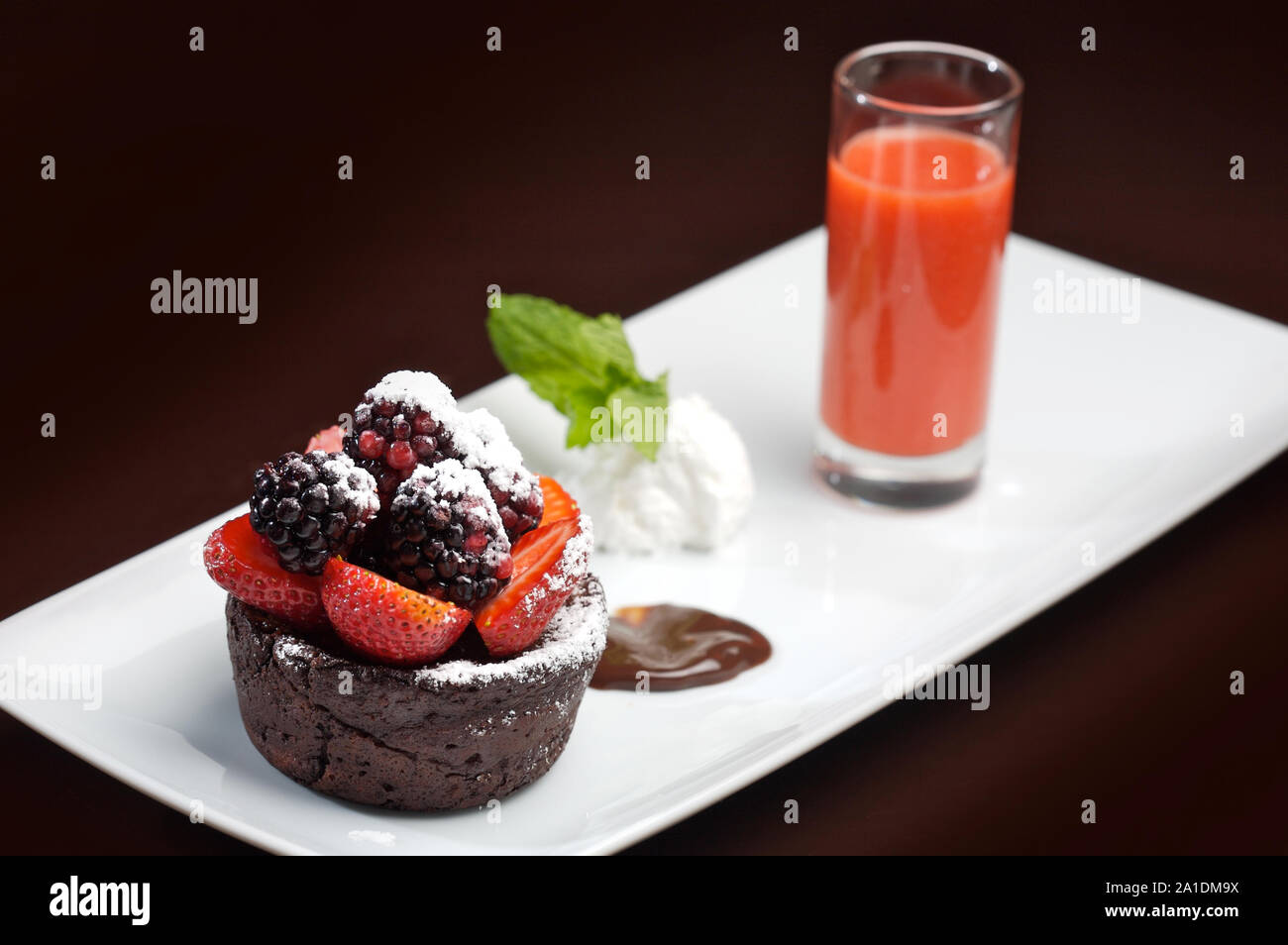 Coulant al cioccolato con fragole e more Foto Stock