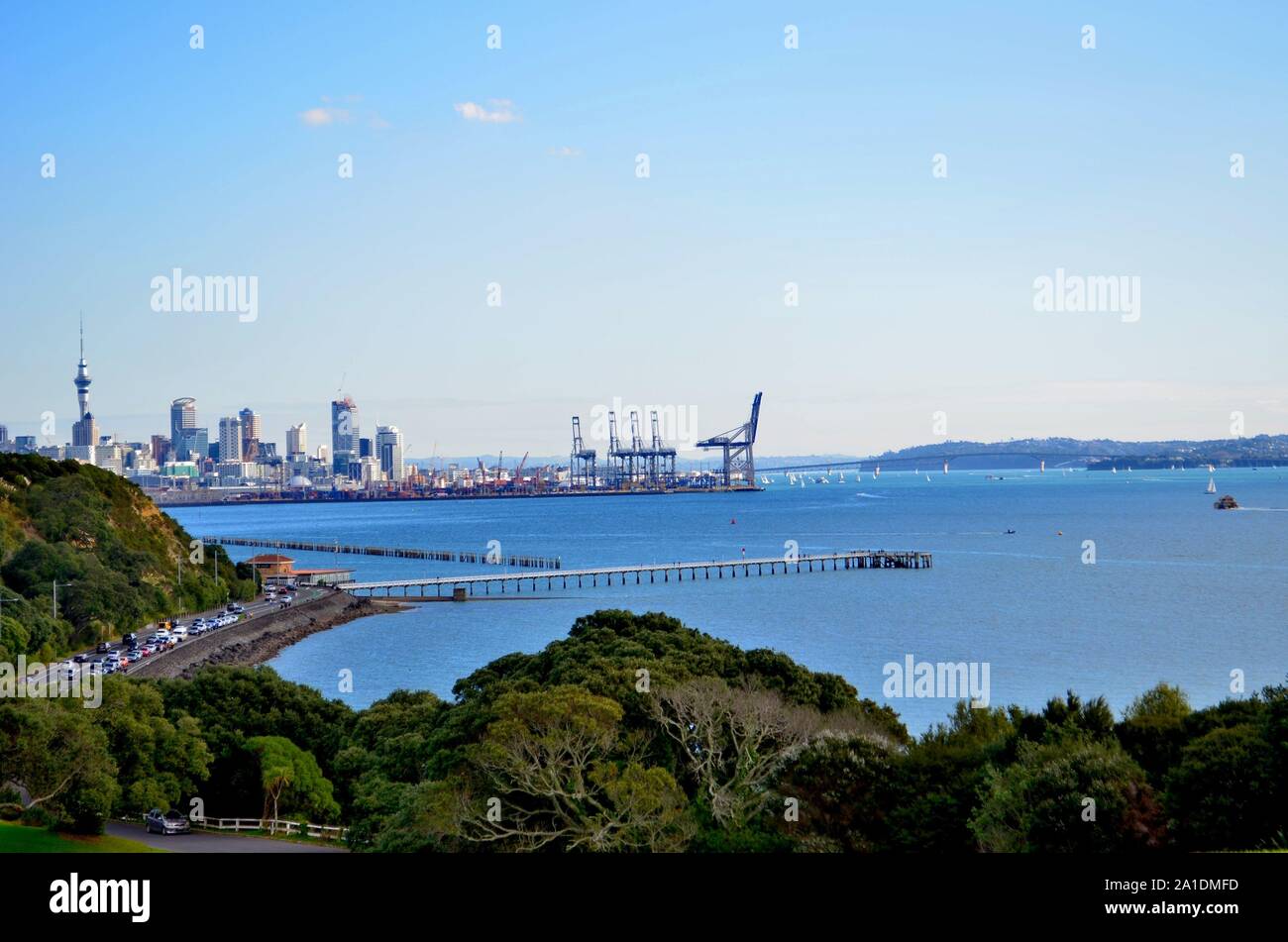 Okahu Bay con Auckland City skyline in background Foto Stock