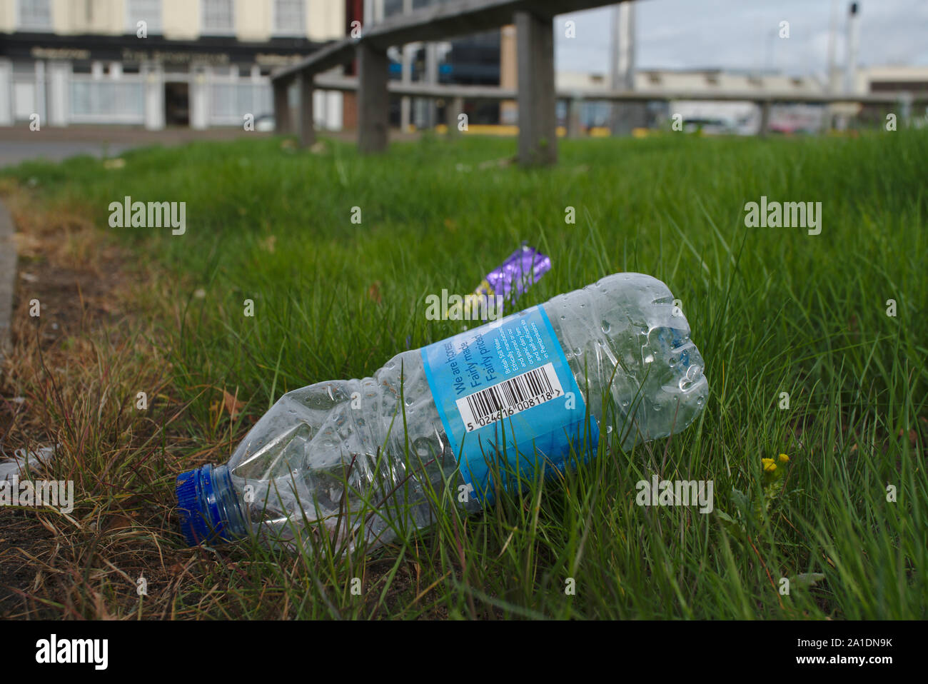 Scartata la bottiglia di plastica vicino alla strada. Birmingham. Isole britanniche. Foto Stock