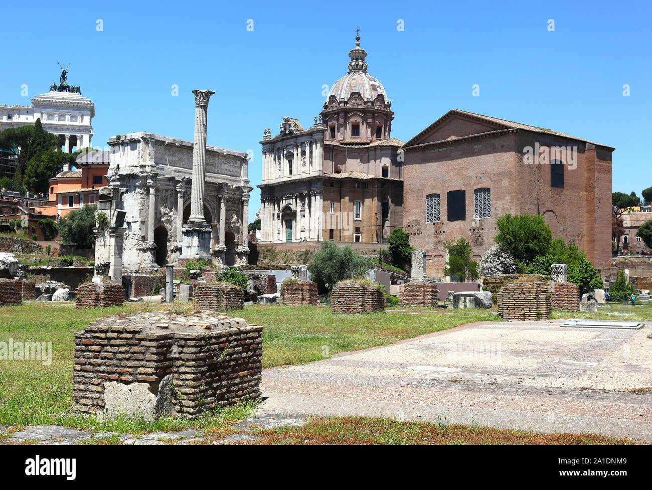 Vista del Foro Romano guardando verso l'Arco di Settimio Severo e il Palazzo del Senato. Foto Stock