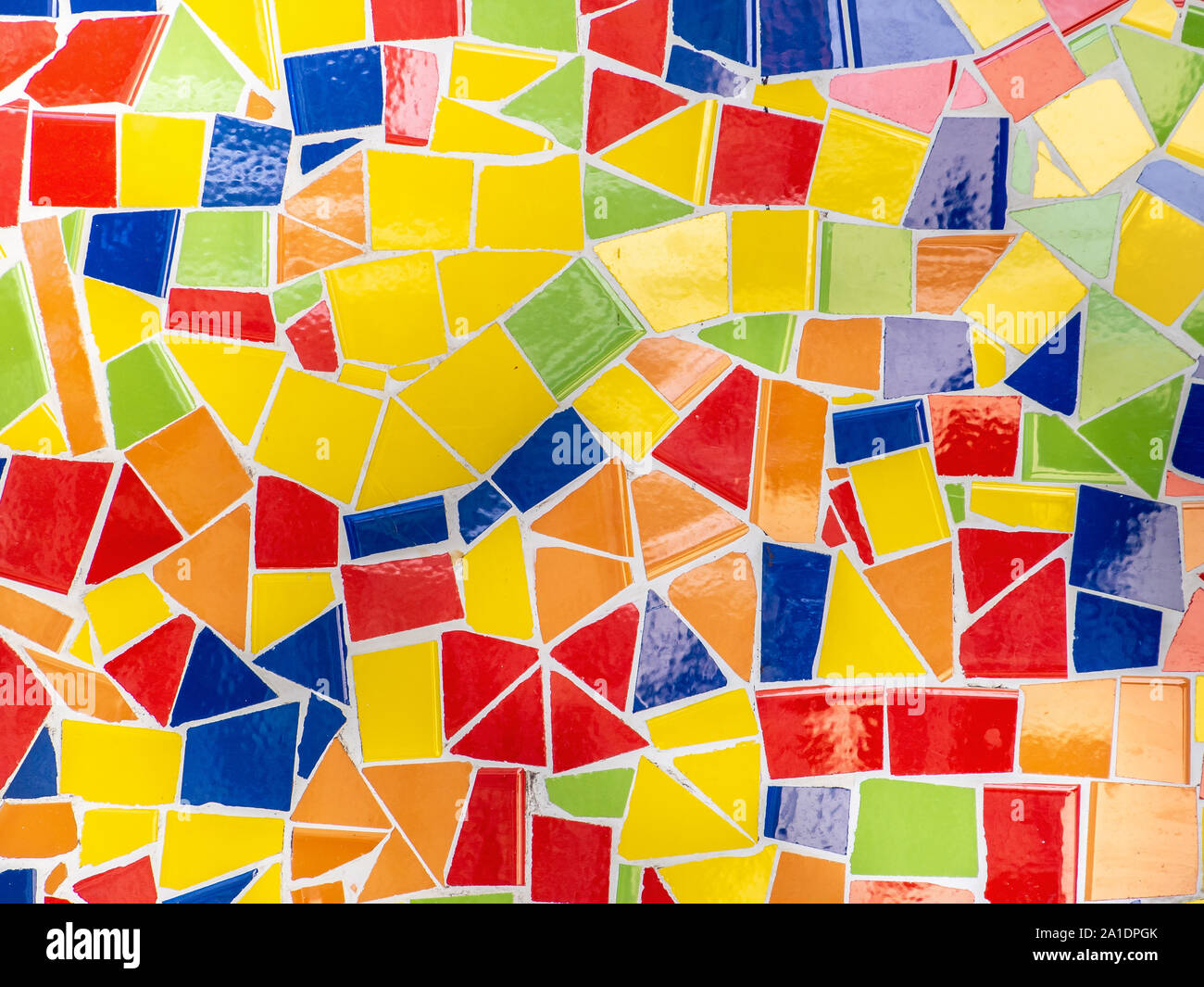 Antonio Gaudi stile, piastrelle rotte colorato mosaico sullo sfondo Foto Stock
