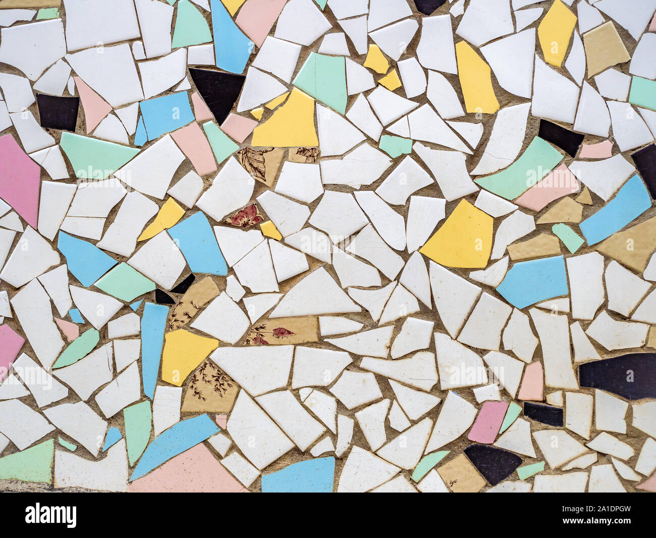 Antonio Gaudi stile, piastrelle rotte sfondo mosaico Foto Stock
