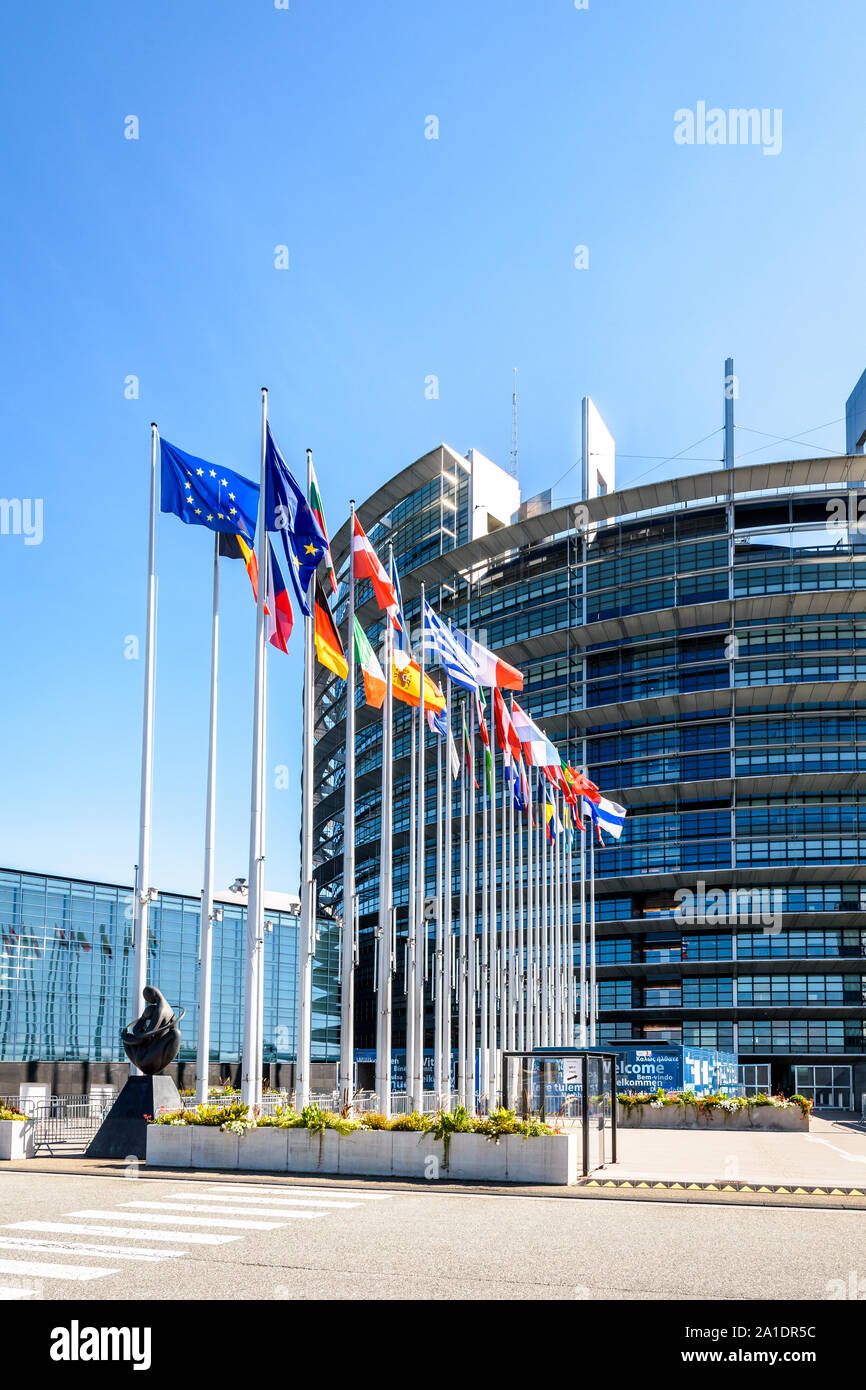 Ingresso dell'edificio Louise Weiss a Strasburgo la sede del Parlamento europeo, e le bandiere degli Stati membri dell'Unione europea a Strasburgo, in Francia. Foto Stock