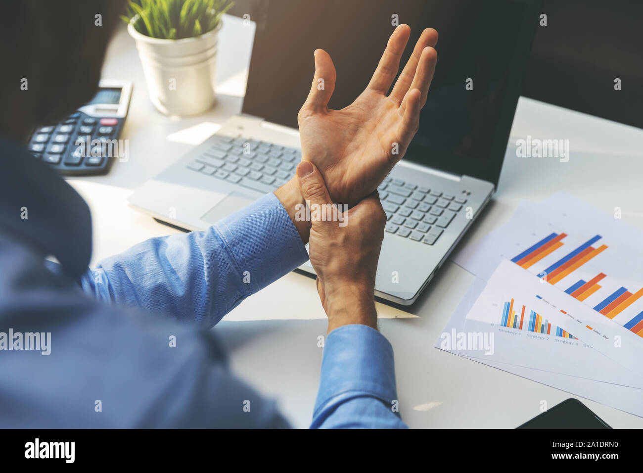 La sindrome di ufficio - uomo che soffre da polso dolore articolare Foto Stock