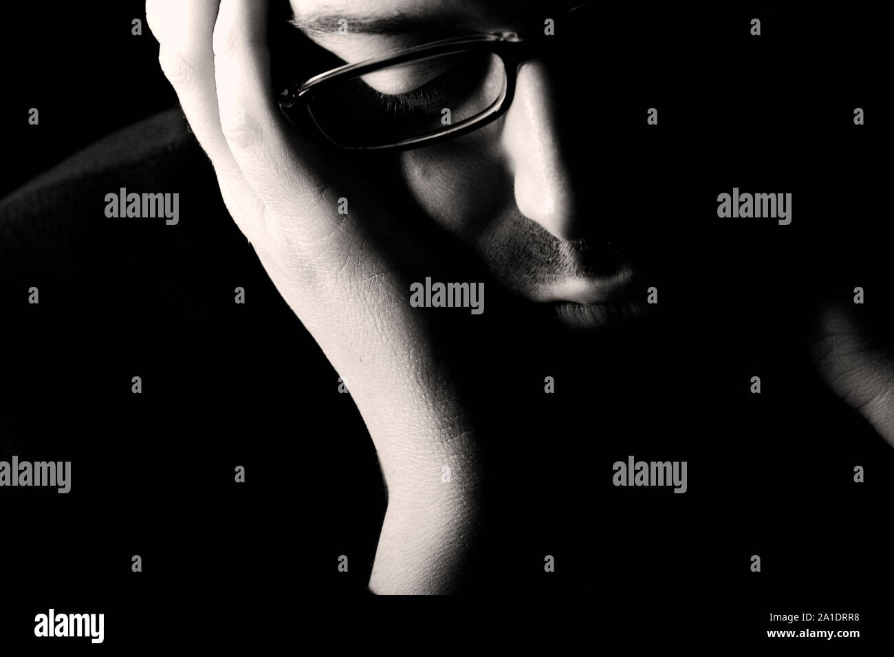 L uomo nella triste contemplazione Foto Stock