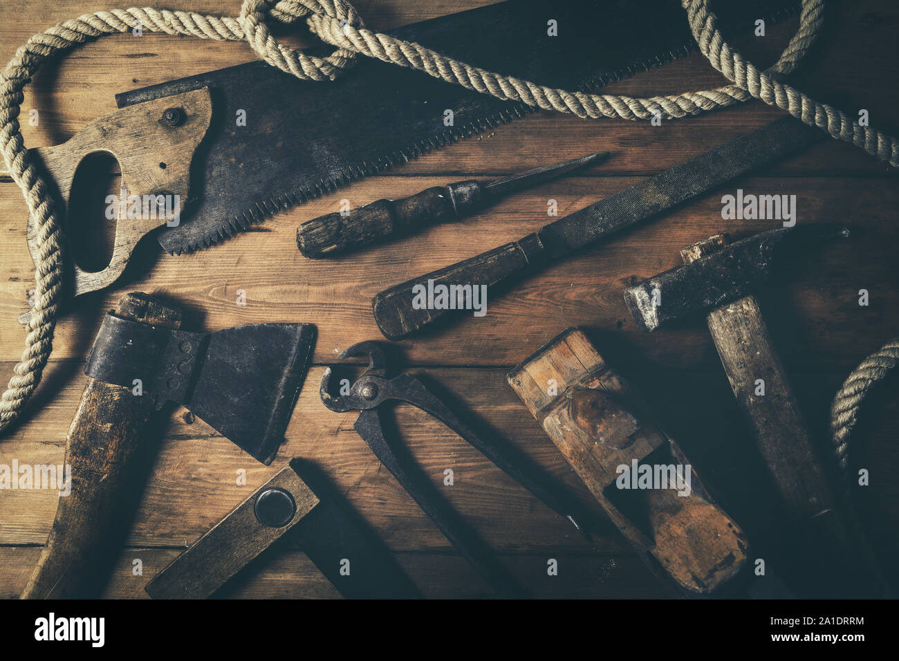 Vecchio arrugginito gli strumenti a mano su tavola in legno sfondo. vista superiore Foto Stock