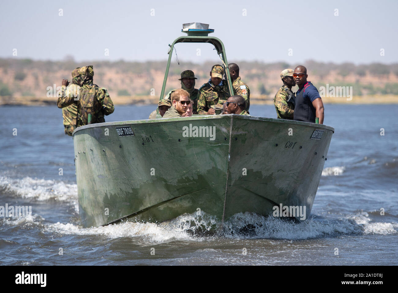 Il Duca di Sussex si unisce un Botswana Defence Force anti-caccia di frodo patrol sul fiume Chobe in Kasane Botswana, il giorno 4 del royal tour di Africa. Foto Stock