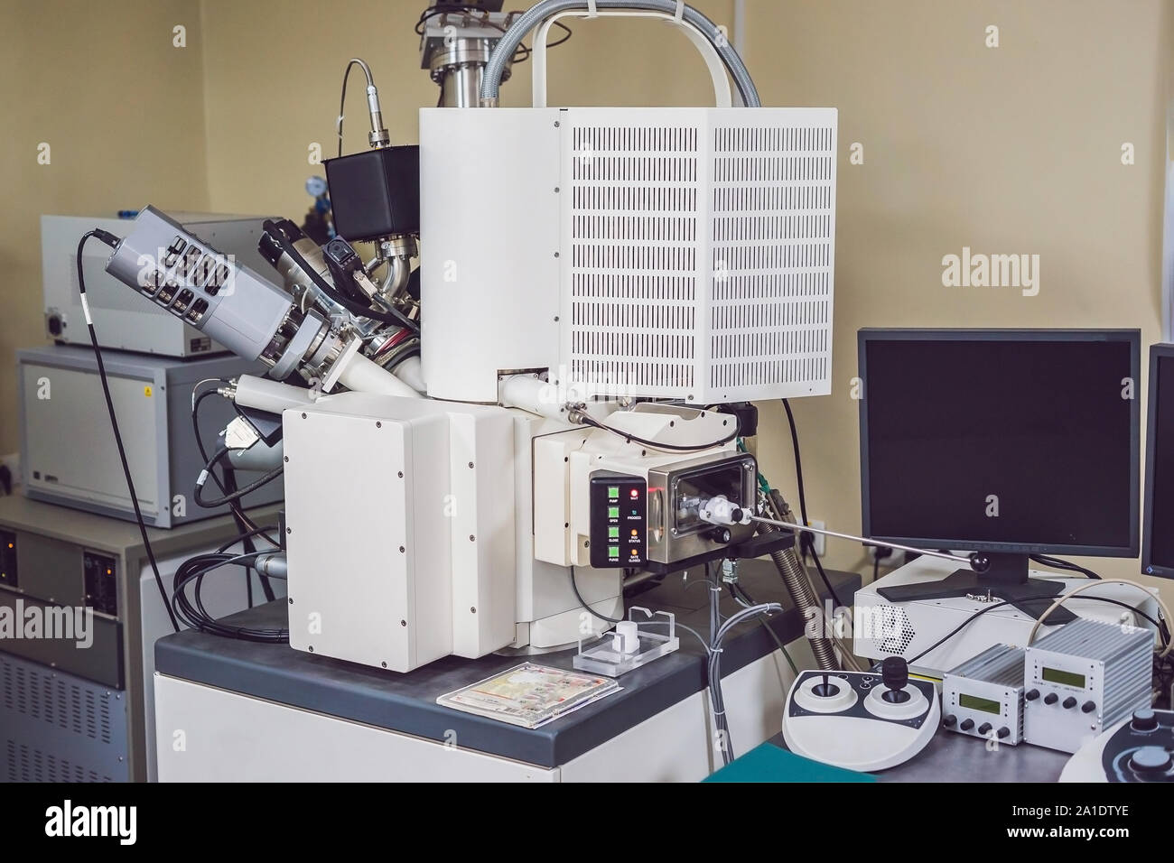 Microscopio elettronico a scansione in un laboratorio immagini e ...