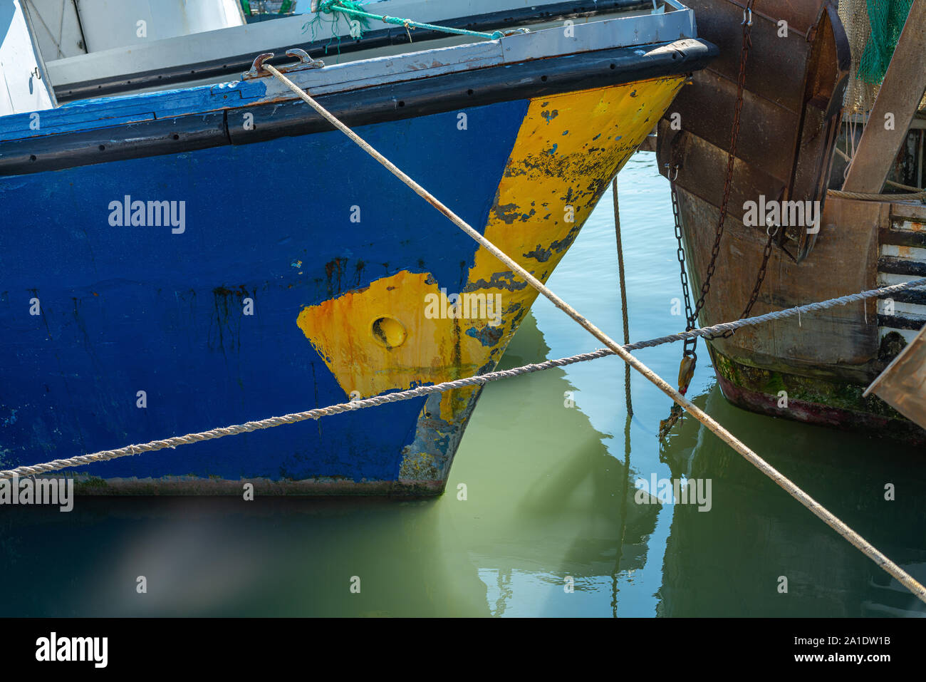 Una barca da pesca è legato al porto canale di Pescara Foto Stock