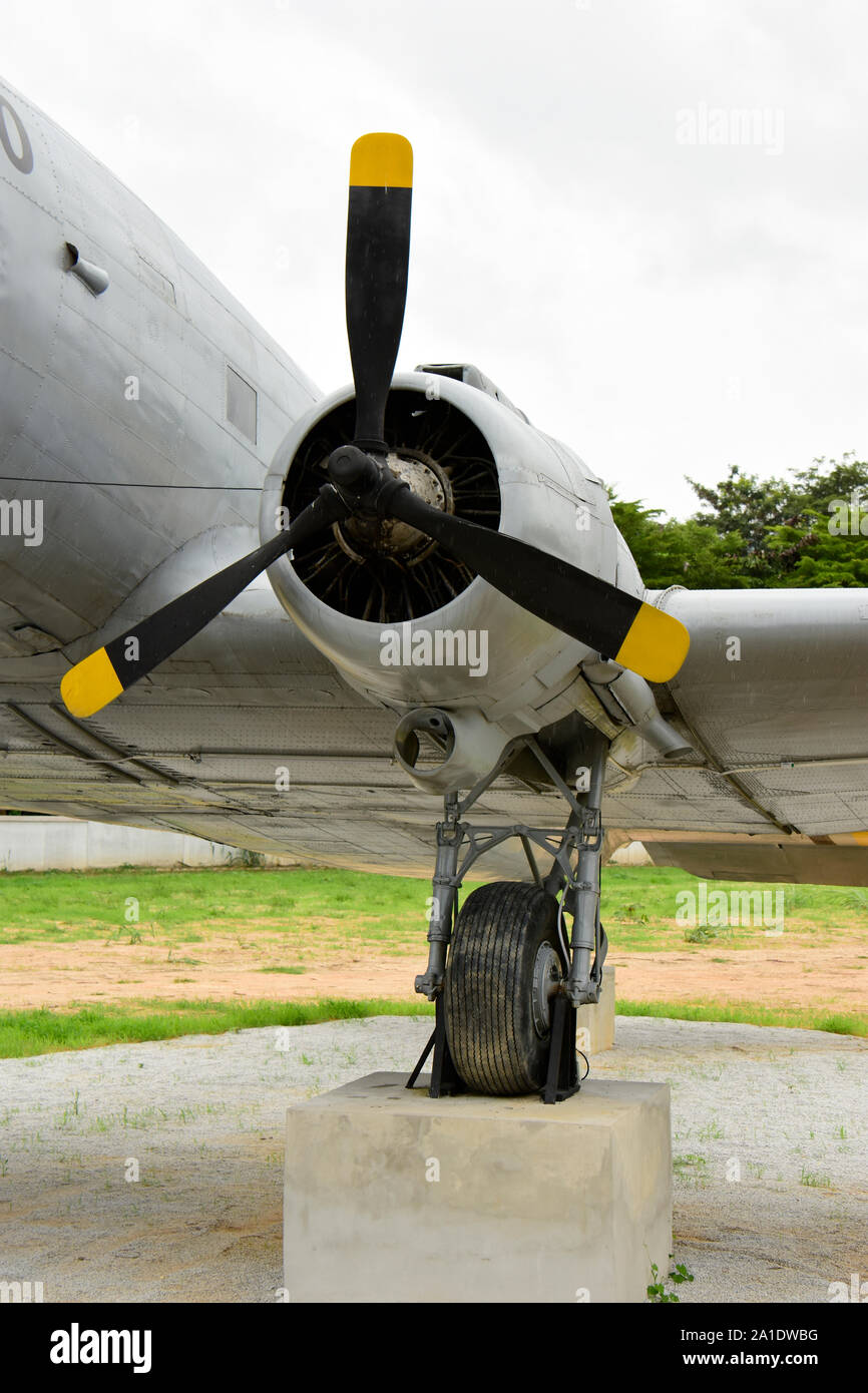 Un USAF MacDonald Douglas DC3/C47, aeromobili a terra e sul display in un parco nel sud-est della Thailandia Foto Stock