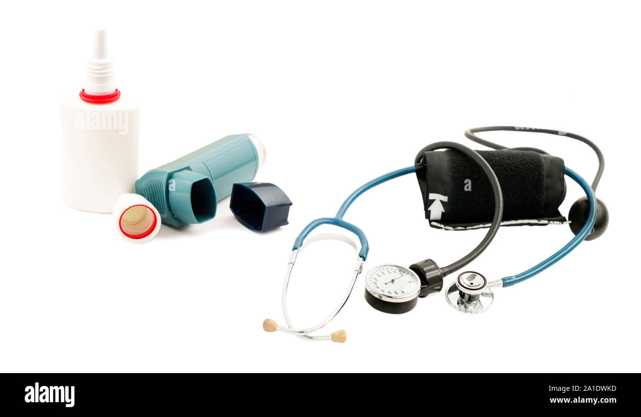 Aerosol e dispositivo inalatore per misurazione della pressione su uno sfondo bianco Foto Stock