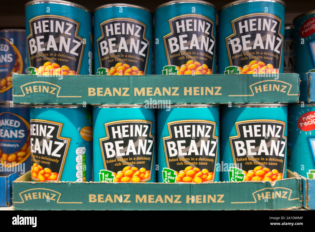 Tins of Heinz Baked Beans su uno scaffale di supermercati a Londra, Inghilterra, Regno Unito Foto Stock