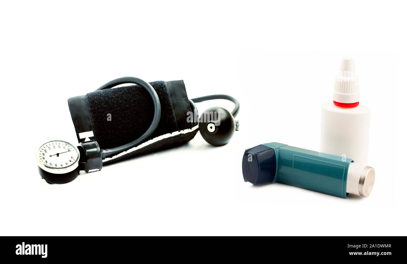 Aerosol e dispositivo inalatore per misurazione della pressione su uno sfondo bianco Foto Stock