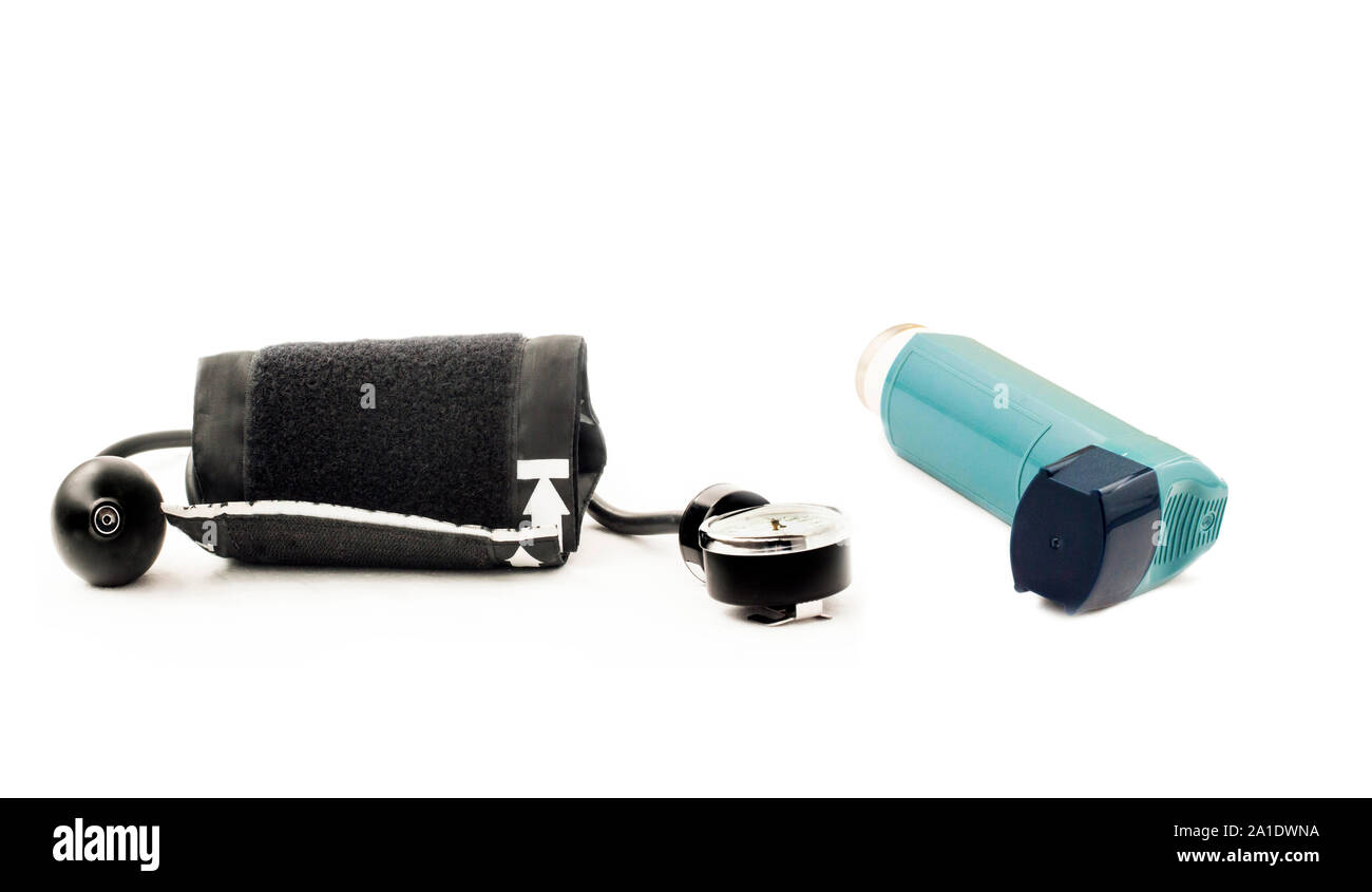 Dispositivo inalatore per misurazione della pressione su uno sfondo bianco Foto Stock