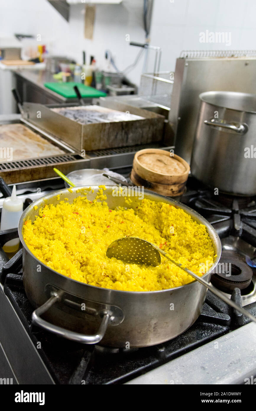 Una tipica paella preparata in un ristorante spagnolo. Foto Stock