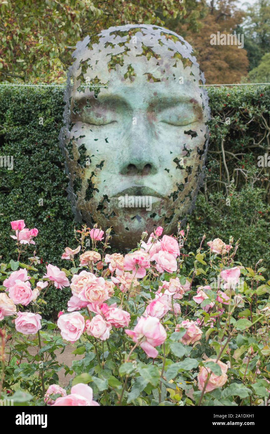 Simon gujon di spirito di foglia scultura in Royal Botanic Gardens, Kew, London, Regno Unito Foto Stock
