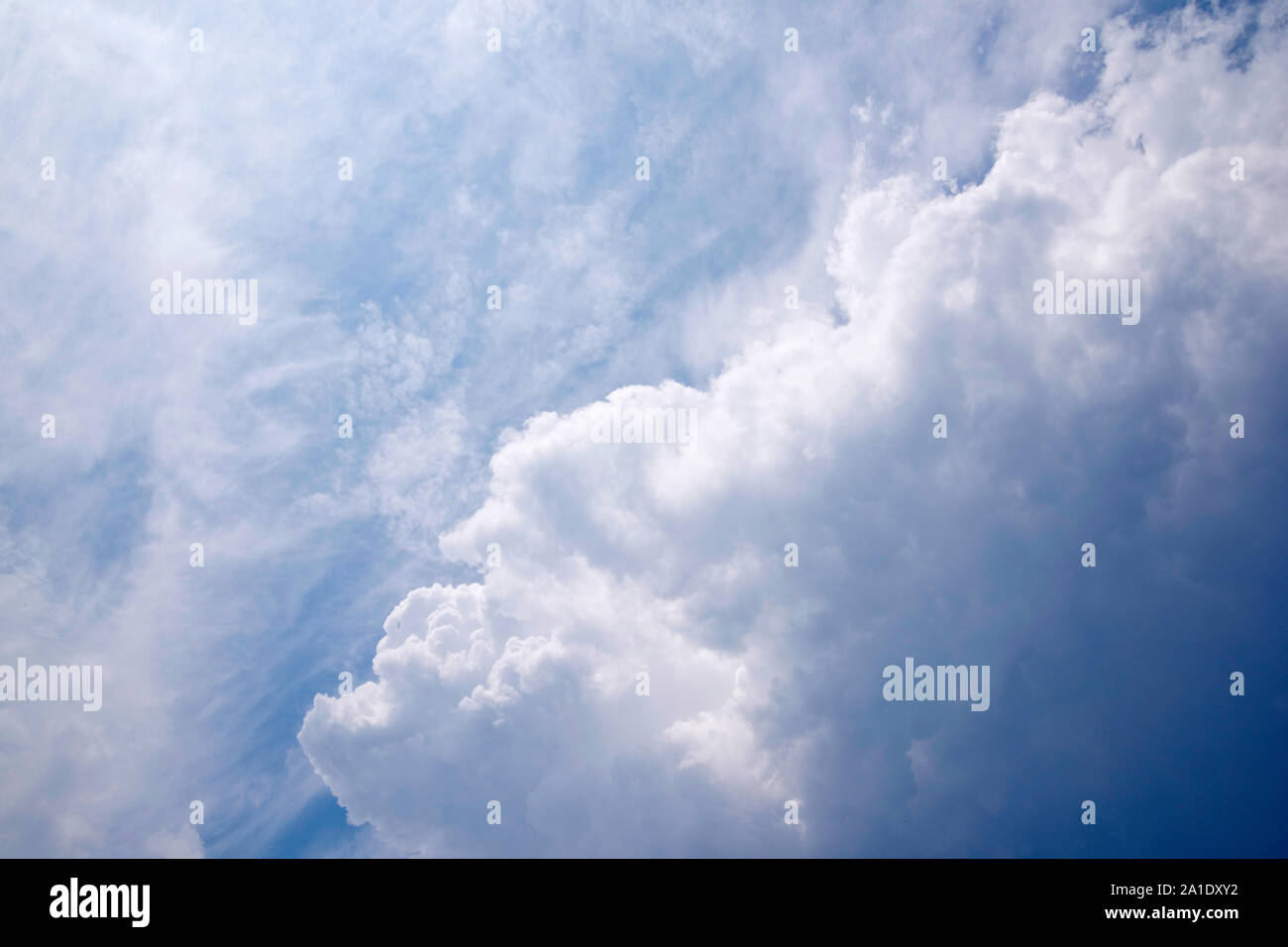 Cumulus nuvole contro cirrus nuvole e un cielo blu oltre a Detroit, Michigan, Stati Uniti d'America. Foto Stock