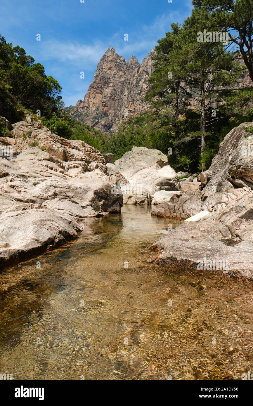 Capu Casconi e Vallée de Lonca / Lonca ruscello di montagna paesaggio e piscina naturale Spelunca Gorge / Gorges de Spelunca, Ota Corsica Francia Foto Stock