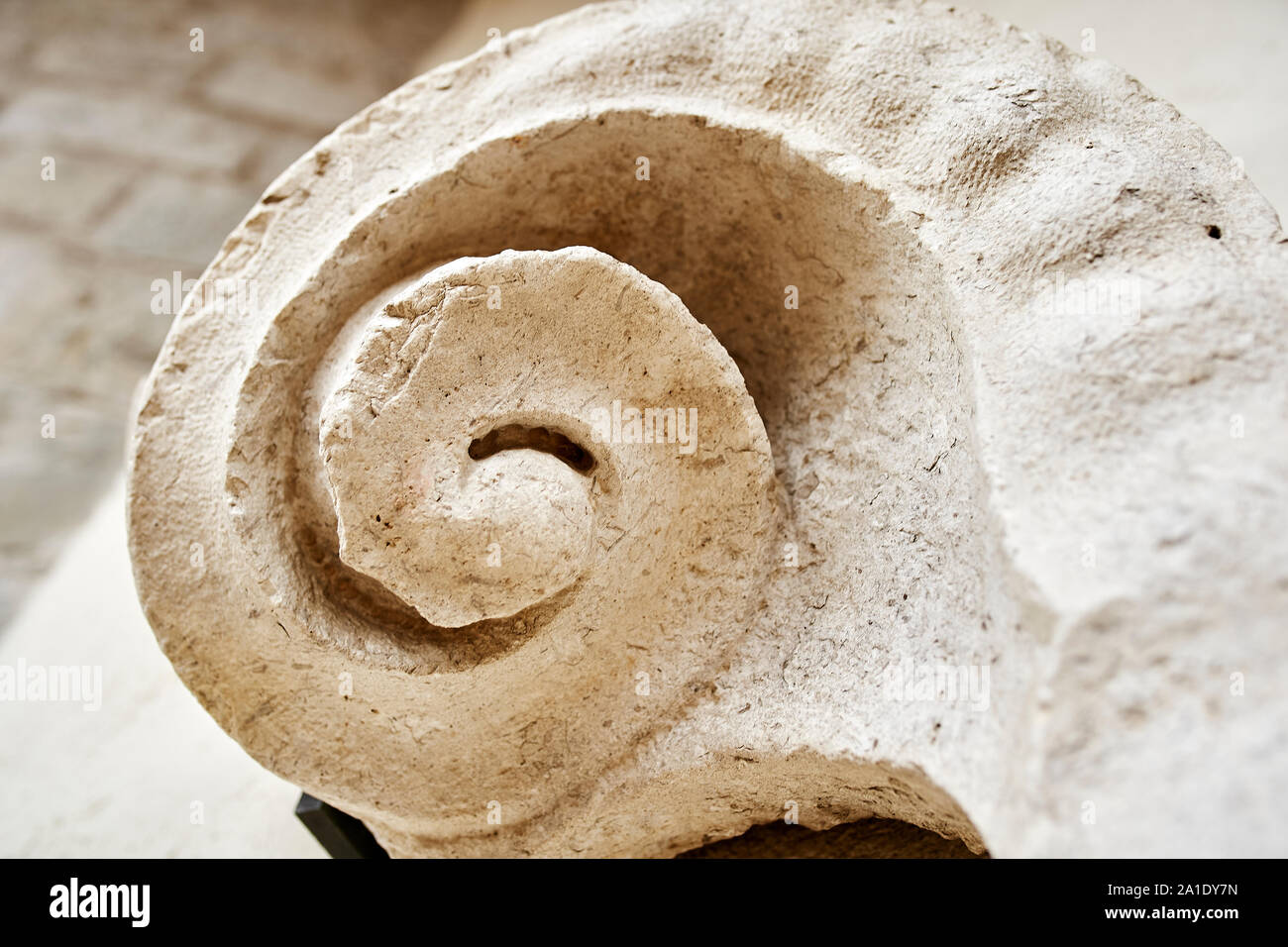 Dettagli di una spirale decorazione di pietra Foto Stock