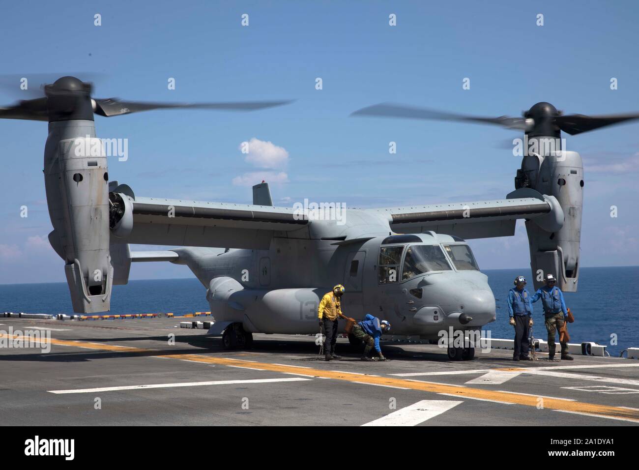 190907-N-KO533-1039 OCEANO ATLANTICO (sett. 7, 2019) - Dipartimento della Difesa aeromobili prepararsi a decollare da assalto anfibio nave USS Bataan (LHD 5), Sett. 7, 2019. Stati Uniti Comando Nord, i suoi componenti e i comandi subordinati e i militari sono i servizi che supportano attivamente la U.S. Agenzia per lo Sviluppo Internazionale (USAID) fornendo assistenza umanitaria alla popolazione delle Bahamas a seguito dei danni causati dall'uragano Dorian.(STATI UNITI Foto di Marina di Massa lo specialista di comunicazione di terza classe Lenny Weston) Foto Stock