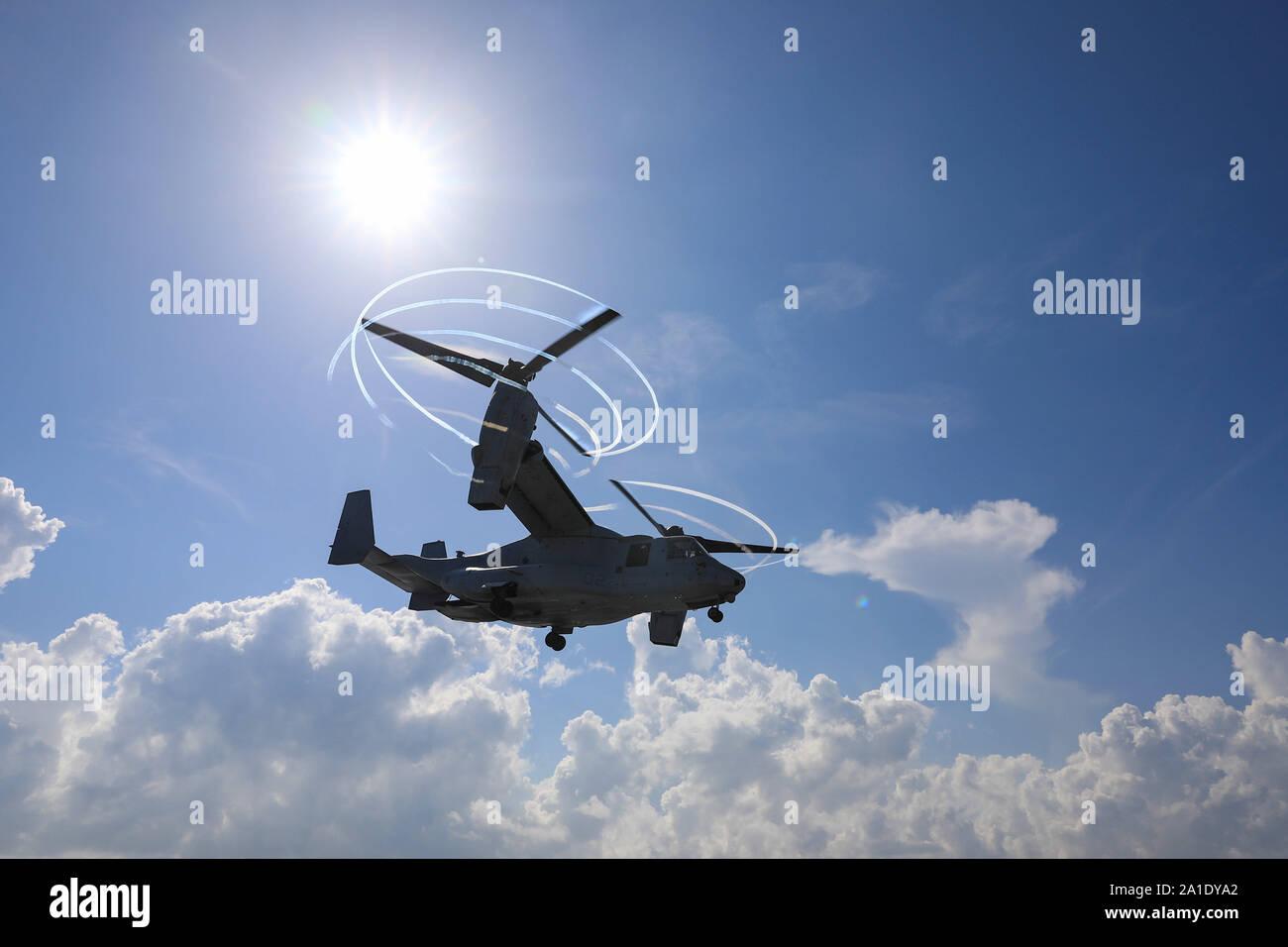190907-N-MIA922-1048 OCEANO ATLANTICO (sett. 7, 2019) - Un ministero della Difesa aereo decolla dall'assalto anfibio nave USS Bataan (LHD 5), Sett. 7, 2019. Stati Uniti Comando Nord, i suoi componenti e i comandi subordinati e i militari sono i servizi che supportano attivamente la U.S. Agenzia per lo Sviluppo Internazionale (USAID) fornendo assistenza umanitaria alla popolazione delle Bahamas a seguito dei danni causati dall'uragano Dorian.(STATI UNITI Foto di Marina di Massa lo specialista di comunicazione 2a classe Kaitlin Rowell) Foto Stock
