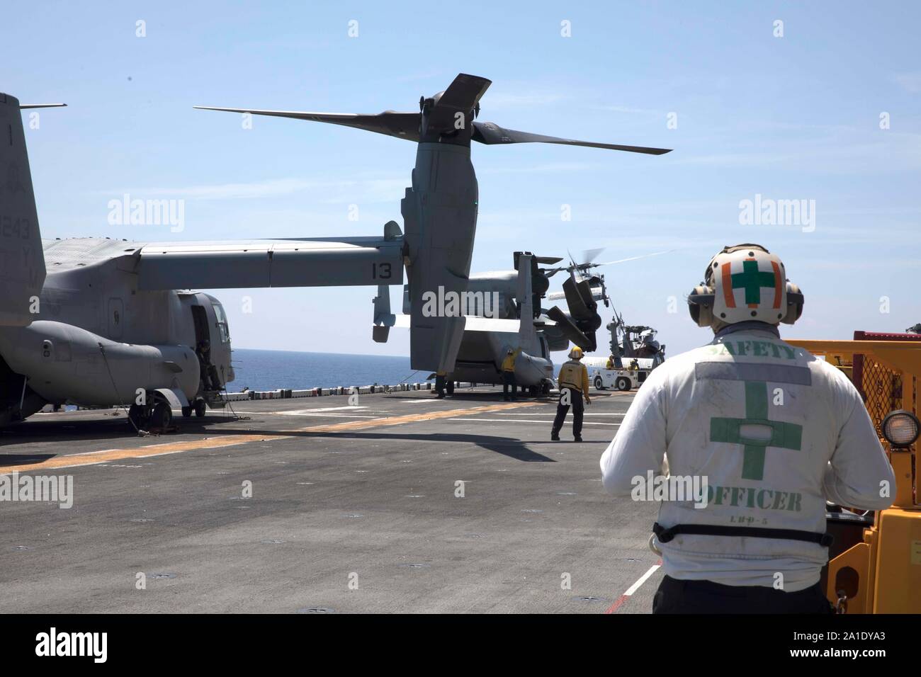 190907-N-KO533-1009 OCEANO ATLANTICO (sett. 7, 2019) - Dipartimento della Difesa aeromobili prepararsi a decollare da assalto anfibio nave USS Bataan (LHD 5), Sett. 7, 2019. Stati Uniti Comando Nord, i suoi componenti e i comandi subordinati e i militari sono i servizi che supportano attivamente la U.S. Agenzia per lo Sviluppo Internazionale (USAID) fornendo assistenza umanitaria alla popolazione delle Bahamas a seguito dei danni causati dall'uragano Dorian.(STATI UNITI Foto di Marina di Massa lo specialista di comunicazione di terza classe Lenny Weston) Foto Stock
