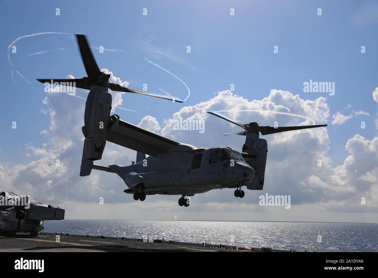 190907-N-MIA922-1047 OCEANO ATLANTICO (sett. 7, 2019) - Un ministero della Difesa aereo decolla dall'assalto anfibio nave USS Bataan (LHD 5), Sett. 7, 2019. Stati Uniti Comando Nord, i suoi componenti e i comandi subordinati e i militari sono i servizi che supportano attivamente la U.S. Agenzia per lo Sviluppo Internazionale (USAID) fornendo assistenza umanitaria alla popolazione delle Bahamas a seguito dei danni causati dall'uragano Dorian.(STATI UNITI Foto di Marina di Massa lo specialista di comunicazione 2a classe Kaitlin Rowell) Foto Stock