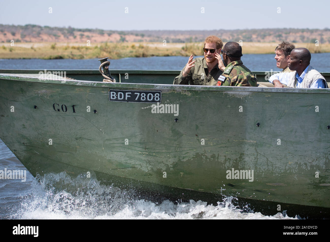 Il Duca di Sussex si unisce un Botswana Defence Force anti-caccia di frodo patrol, sul fiume Chobe in Kasane Botswana, il giorno 4 del royal tour di Africa. Foto Stock