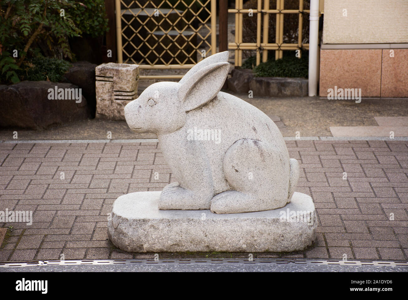 Stile tradizionale giapponese rock di scultura in pietra di origine animale coniglio uno dei 12 Zodiaco di strada accanto a Narita vecchia a Marzo 31, 2019 in Foto Stock