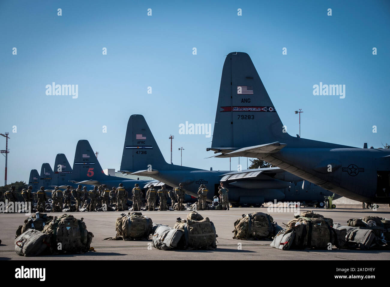 I soldati della U.S. Dell'esercito fanteria 173rd Brigata Aerea a prepararsi per una caduta di aria durante la giunzione di Saber 2019 (SJ19) 18 settembre 2019, a Ramstein Air Base, Germania. SJ19, un esercizio che ha coinvolto circa 5.400 partecipanti da 16 alleato e partner delle nazioni e degli Stati Uniti Dell'esercito e di Grafenwoehr Hohenfels le aree di formazione è progettato per valutare la predisposizione dell'U.S. Dell'esercito fanteria 173rd Airborne brigata per eseguire le operazioni di terra in un giunto, combinata ambiente e di promuovere l'interoperabilità con la partecipazione di alleati e partner delle nazioni.(STATI UNITI Air National Guard foto di Airman 1. Classe Alex Foto Stock