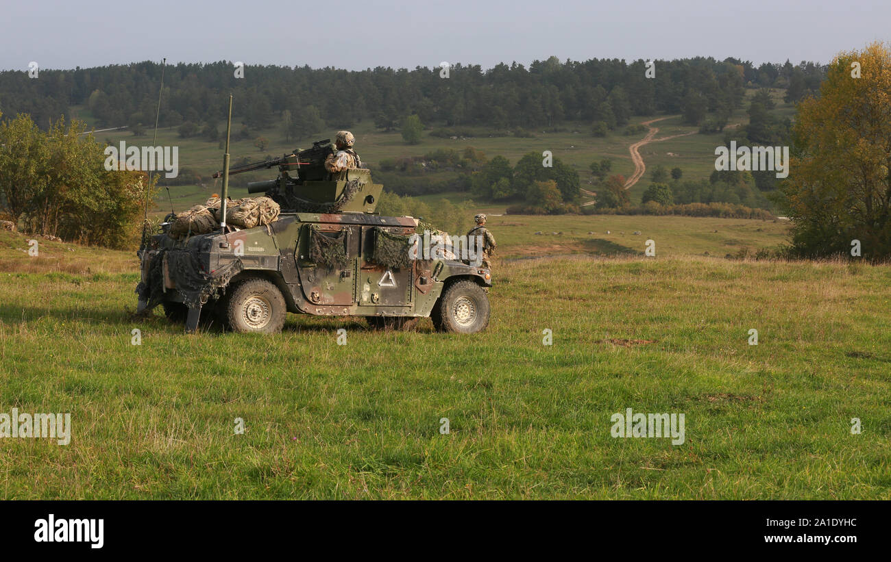 Stati Uniti I soldati del 173rd Airborne Brigade detengono una posizione di battaglia durante la giunzione di Saber 19 al Hohenfels Area Formazione in Germania, Sett. 23, 2019. Giunzione di Saber 2019 (SJ19) è un esercizio di quasi 5.400 partecipanti da 16 alleato e nazioni partner presso l'U.S. Dell'esercito e di Grafenwoehr Hohenfels le aree di formazione, Sett. 3 al 30 Sett. 2019. SJ19 è progettato per valutare la predisposizione dell'U.S. Dell'esercito fanteria 173rd Airborne brigata per eseguire le operazioni di terra in un giunto, combinata ambiente e di promuovere l'interoperabilità con la partecipazione di alleati e partner delle nazioni. (U.S. Esercito Foto di Foto Stock