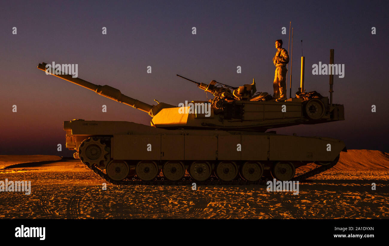 190820-M-ET529-1073 CAMP BUEHRING, Kuwait (Agosto 20, 2019) Cpl. Possibilità Marone, un M1A1 Abrams crewman assegnato all India Company, Battaglione Team di atterraggio 3/5, undicesimo Marine Expeditionary Unit (MEU) sorge in cima ad un M1A1 Abrams serbatoio. Il Boxer anfibio gruppo pronto e undicesimo MEU sono distribuiti negli Stati Uniti Quinta Flotta area di operazioni a sostegno di operazioni navali per garantire stabilità marittimo e la sicurezza nella regione centrale di collegamento del Mediterraneo e del Pacifico attraverso l'Oceano Indiano occidentale e tre strategici punti di strozzatura. (U.S. Marine Corps foto di Cpl. Israele Chincio/rilasciato) Foto Stock 190820-M-ET529-1073 CAMP BUEHRING, Kuwait (Agosto 20, 2019) Cpl. Possibilità Marone, un M1A1 Abrams crewman assegnato all India Company, Battaglione Team di atterraggio 3/5, undicesimo Marine Expeditionary Unit (MEU) sorge in cima ad un M1A1 Abrams serbatoio. Il Boxer anfibio gruppo pronto e undicesimo MEU sono distribuiti negli Stati Uniti Quinta Flotta area di operazioni a sostegno di operazioni navali per garantire stabilità marittimo e la sicurezza nella regione centrale di collegamento del Mediterraneo e del Pacifico attraverso l'Oceano Indiano occidentale e tre strategici punti di strozzatura. (U.S. Marine Corps foto di Cpl. Israele Chincio/rilasciato) Foto Stock