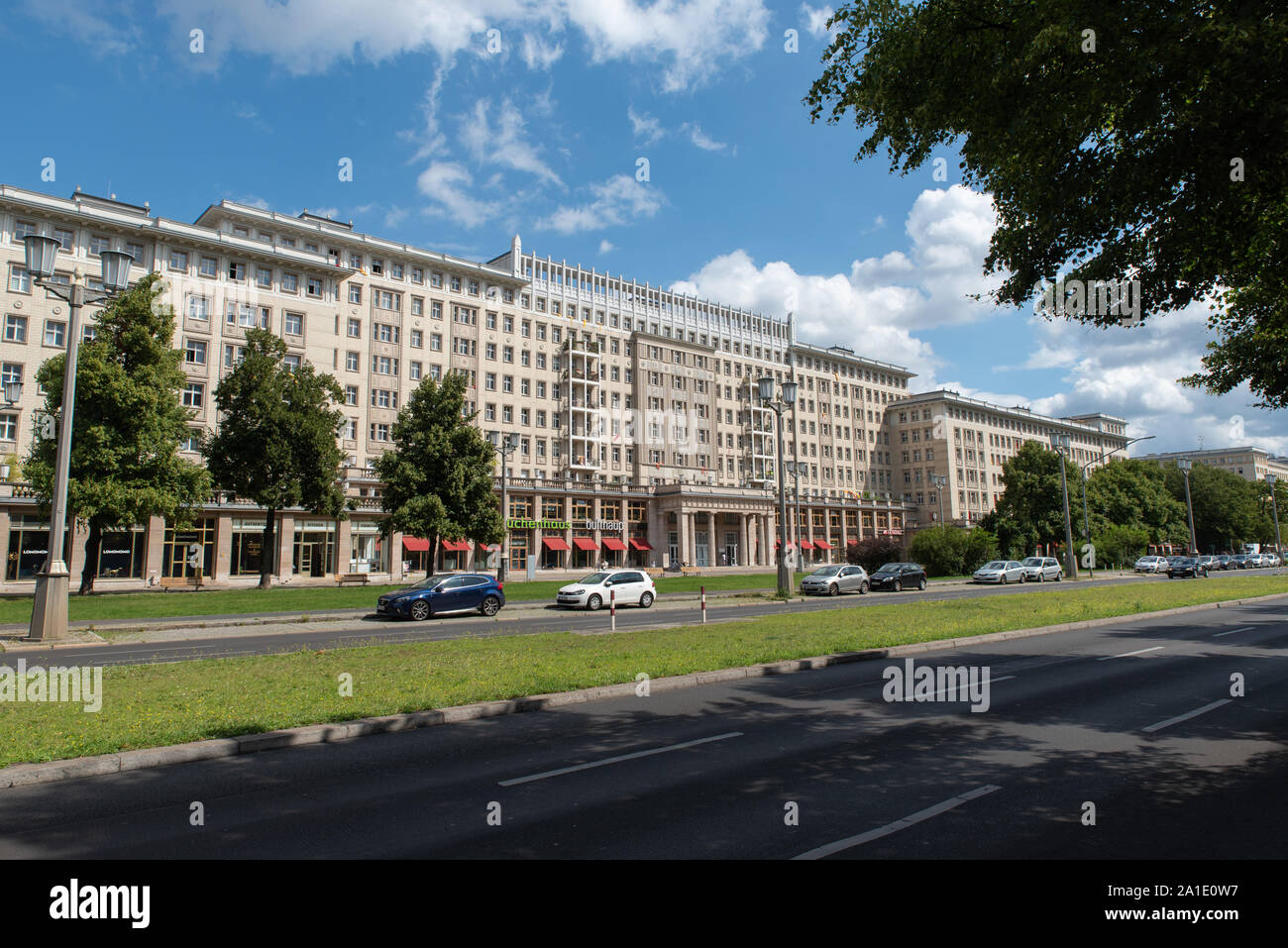 Wohnhaus an der Karl-Marx-Allee, Berlino, Deutschland. // Edificio su Karl-Marx Allee, Berlino, Germania. Foto Stock