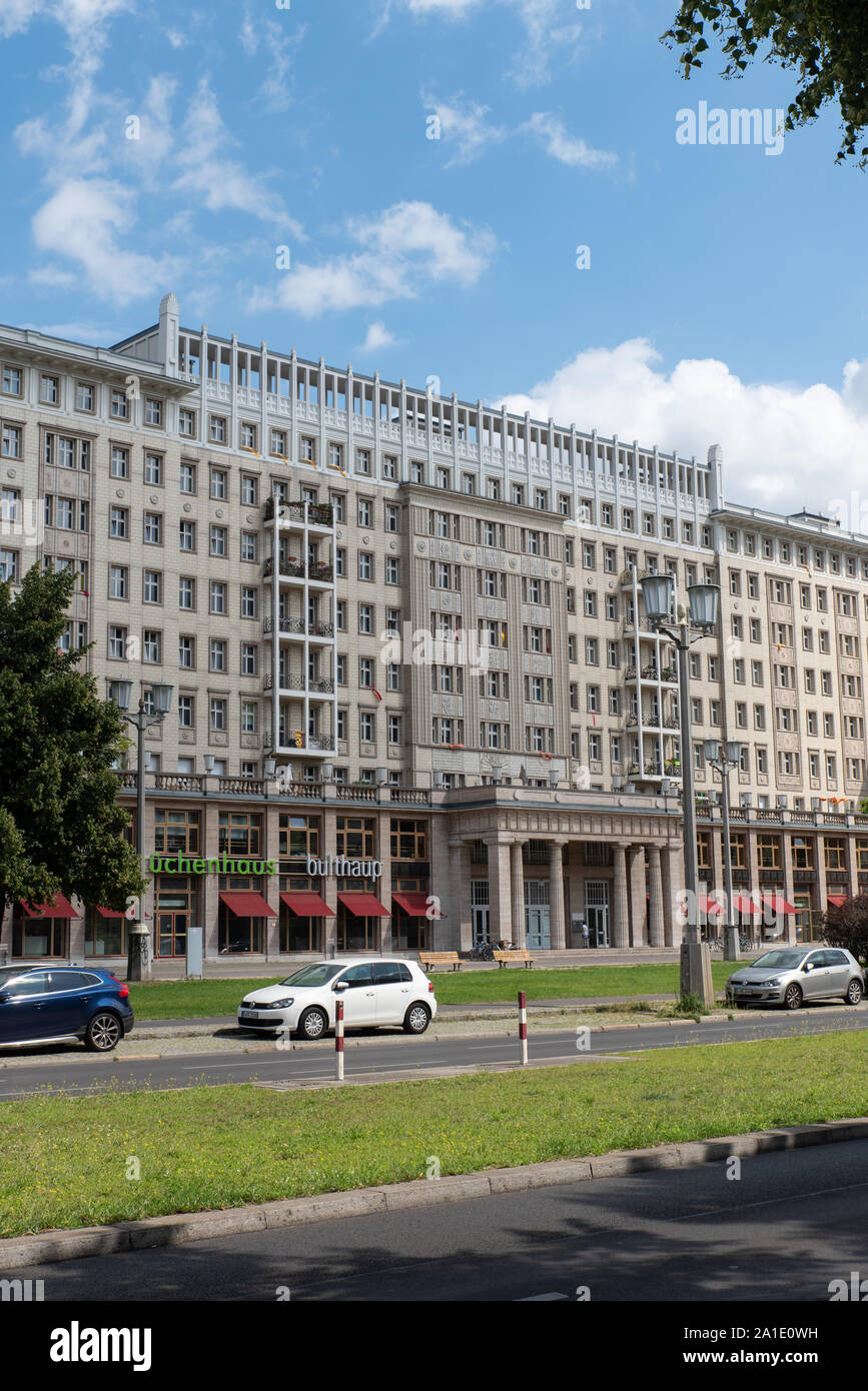 Wohnhaus an der Karl-Marx-Allee, Berlino, Deutschland. // Edificio su Karl-Marx Allee, Berlino, Germania. Foto Stock