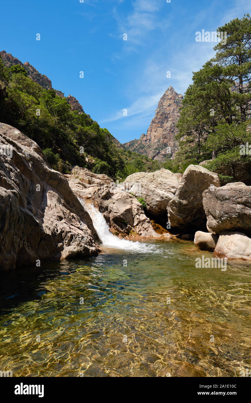 Capu Casconi e la Vallée de Lonca / Lonca valley con cascata e piscina naturale Spelunca Gorge / Gorges de Spelunca, Ota Corsica Francia Foto Stock