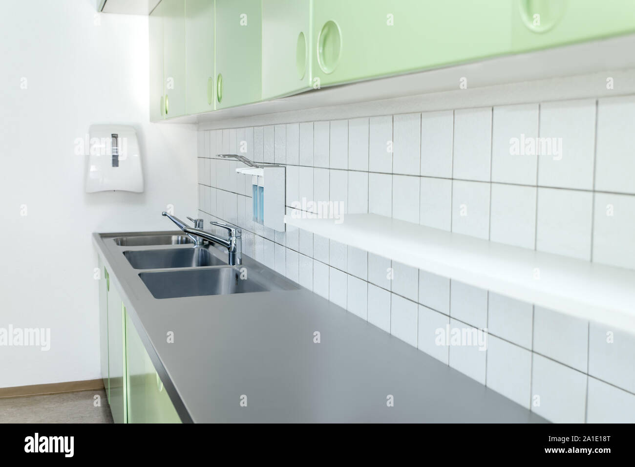 La camera di lavaggio in ospedale con nessuno in esso, disinfestare dispensatore di agenti Foto Stock