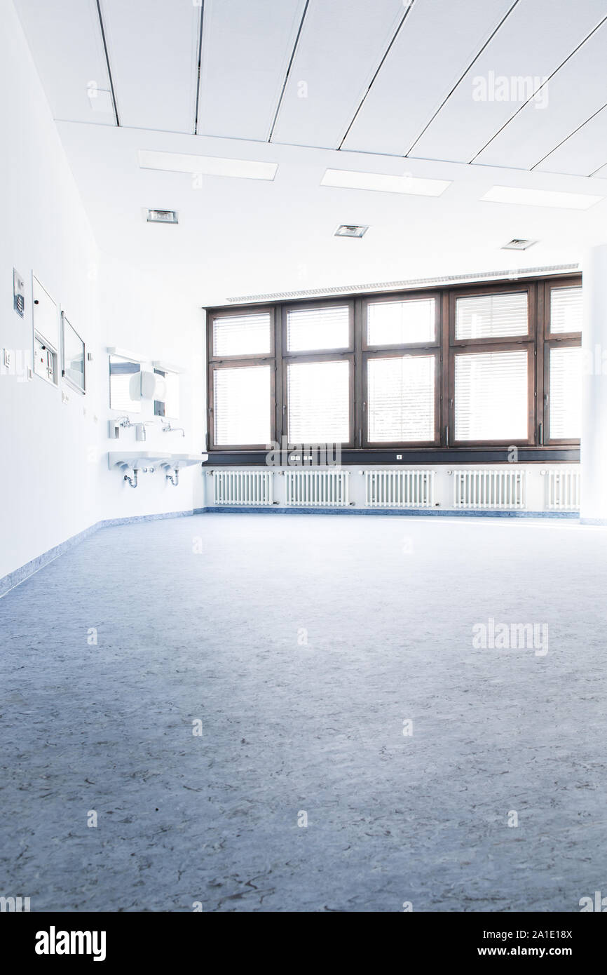 La camera di lavaggio in ospedale con nessuno in esso, disinfestare dispensatore di agenti Foto Stock