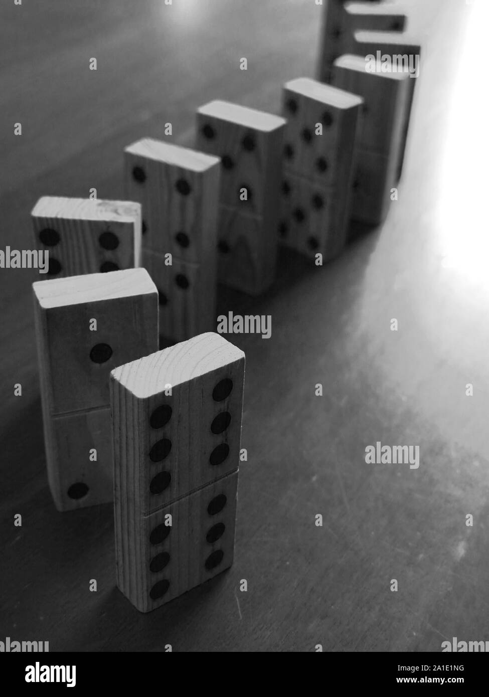 Domino piastrelle su un tavolo di legno. Concetto: effetto domino. Foto Stock