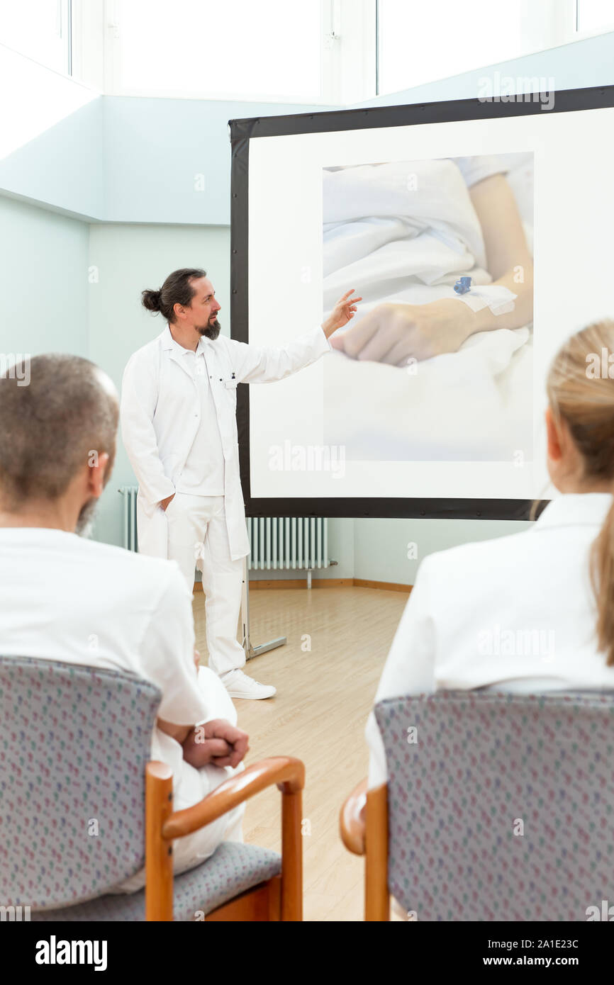 Il personale di medicina sono avente una riunione, parlando di catetere Foto Stock